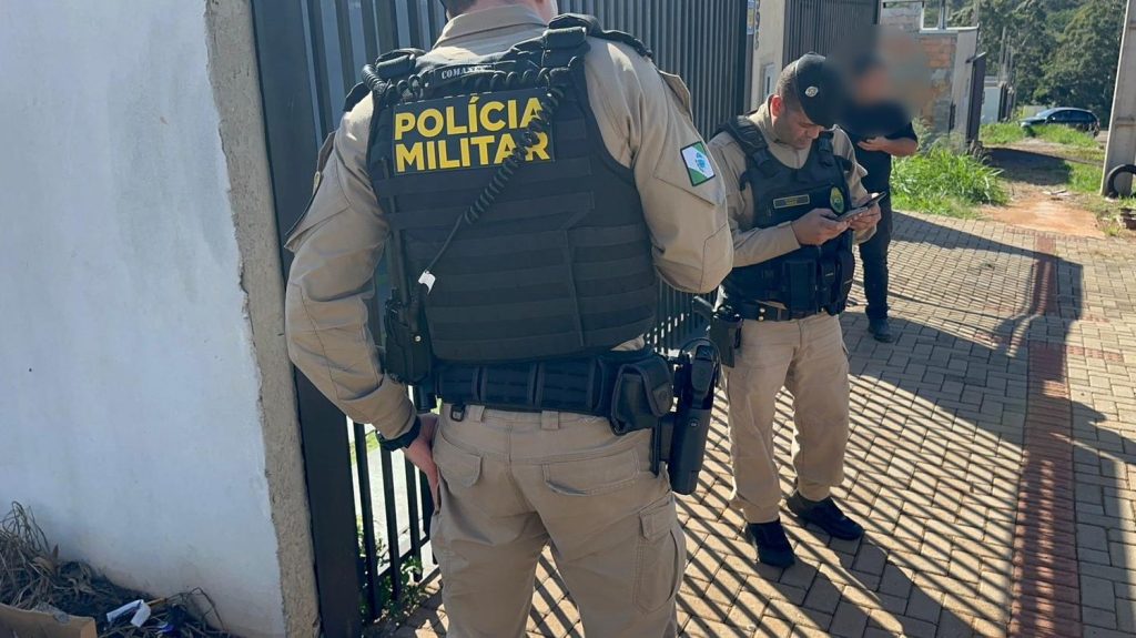Morador é rendido e ameaçado com faca durante assalto