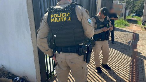 Morador é rendido e ameaçado com faca durante assalto