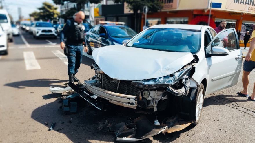 Carro e Van se envolvem em forte colisão no Centro de Cascavel