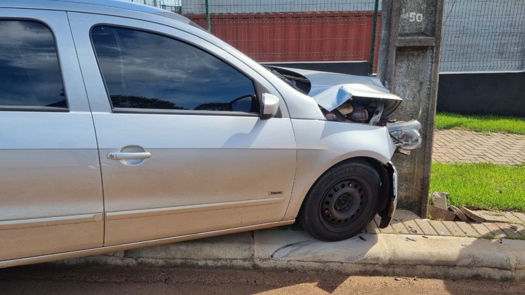 Motorista se assusta com caminhão e bate carro contra poste no São Cristóvão