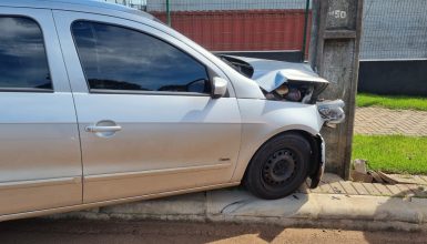 Imagem referente a Motorista se assusta com caminhão e bate carro contra poste no São Cristóvão