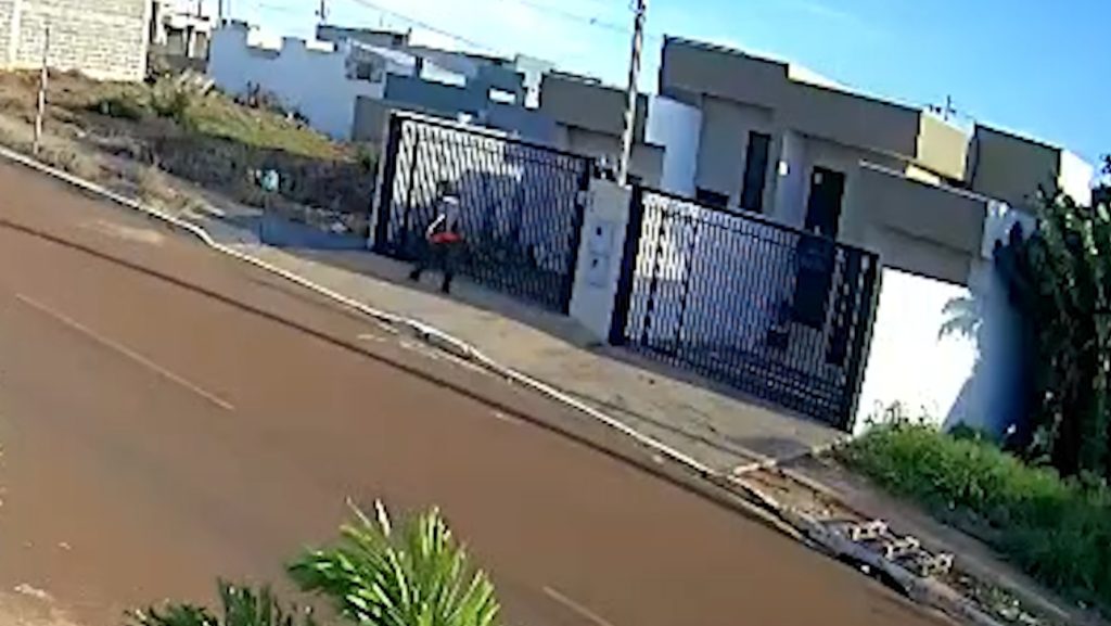 Vídeo mostra ladrão chegando à residência para cometer assalto