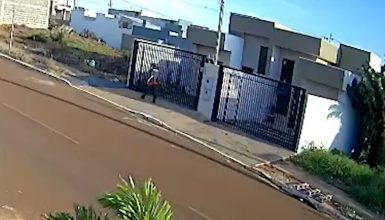 Imagem referente a Vídeo mostra ladrão chegando à residência para cometer assalto