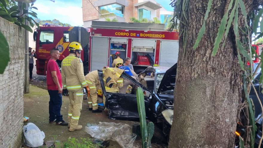 Carro e caminhonete são jogados contra árvore após forte colisão no Parque São Paulo