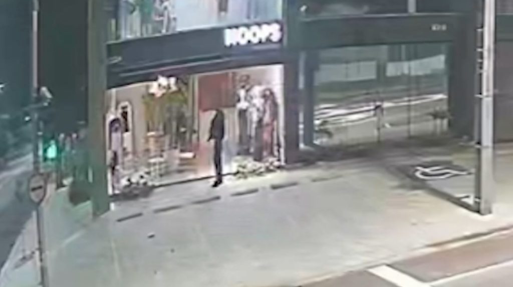 Câmera flagra furto em loja de roupas no Centro de Cascavel