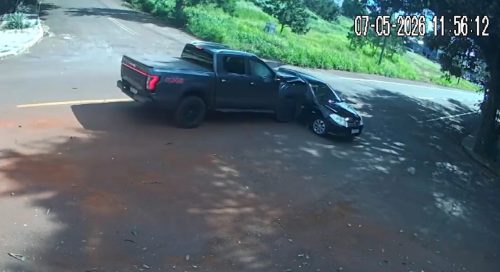 Vídeo mostra forte colisão que jogou veículos contra árvore no Parque São Paulo
