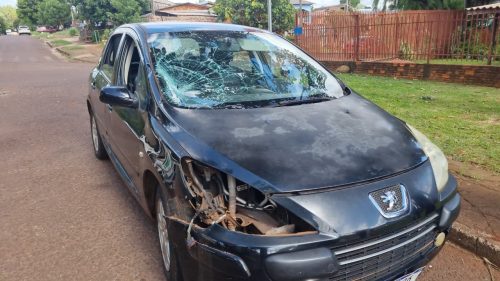 Motociclista fica ferido em acidente com Peugeot 307 no Bairro Morumbi, em Cascavel