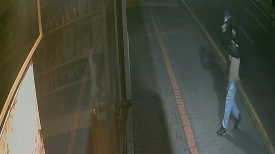 Câmera flagra ação de ladrão em loja de artigos religiosos