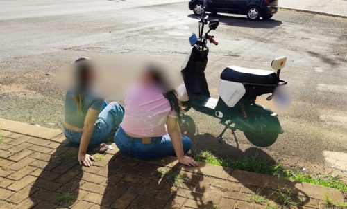 Batida entre moto elétrica e carro deixa duas adolescentes feridas e reacende debate