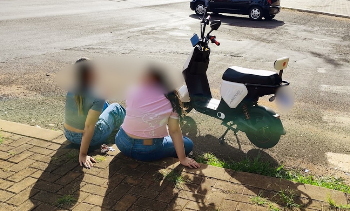 Batida entre moto elétrica e carro deixa duas adolescentes feridas e reacende debate Batida entre moto elétrica e carro deixa duas adolescentes feridas e reacende debate