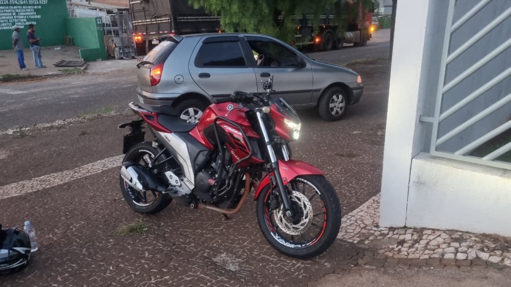 Motociclista sofre acidente em frente aos Bombeiros na Rua Jorge Lacerda
