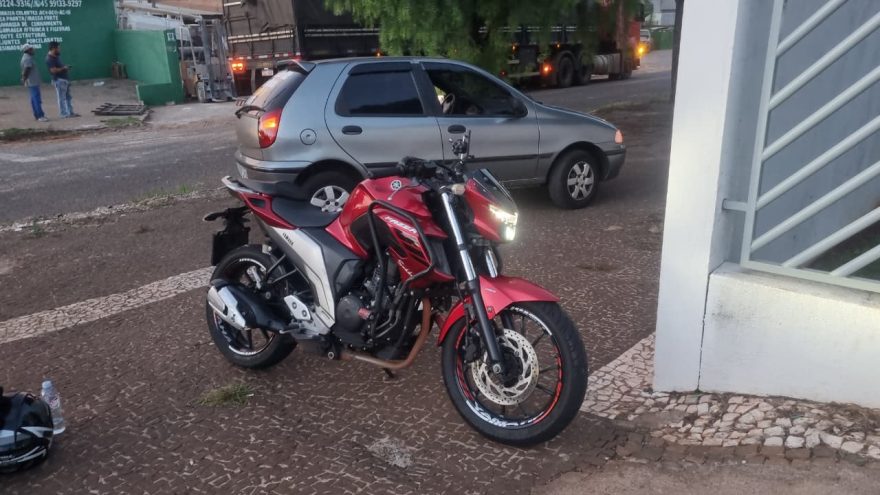 Motociclista sofre acidente em frente aos Bombeiros na Rua Jorge Lacerda