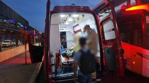 Motociclista se machuca em acidente com ciclista na Rua JK