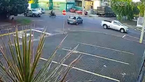 Câmera de segurança registra colisão entre moto e carro em frente ao quartel dos Bombeiros