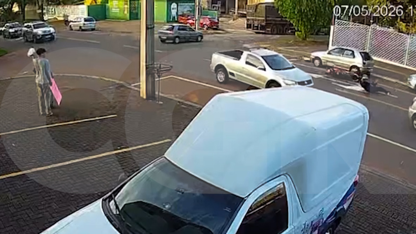 Outro ângulo mostra momento de acidente entre moto e carro na Rua Jorge Lacerda