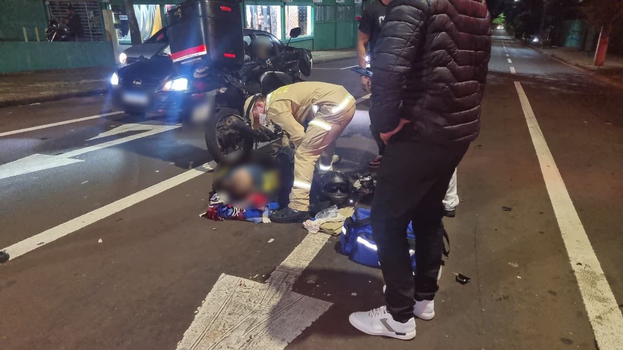 Imagem referente a Motoboy fica ferido após bater na traseira de carro elétrico no São Cristóvão