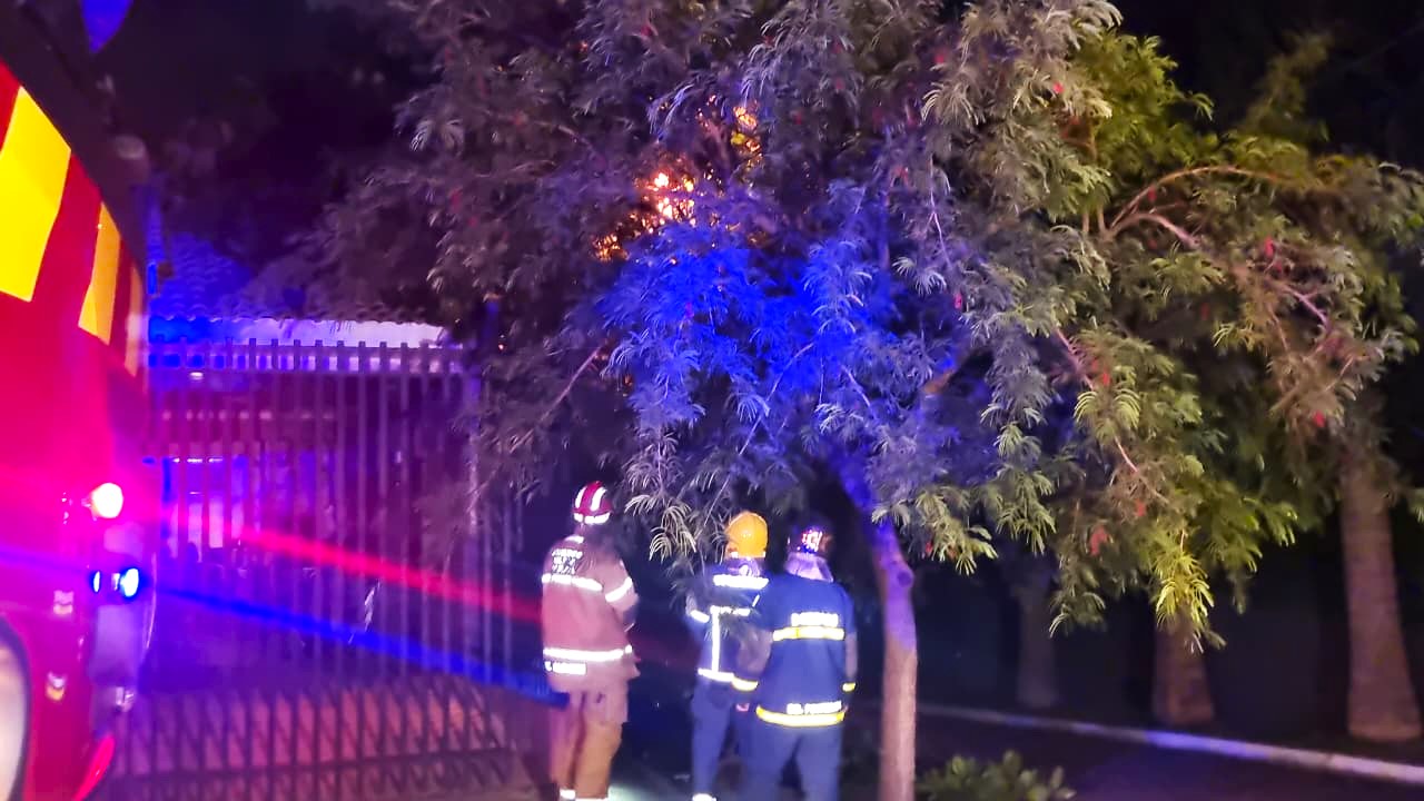 Imagem referente a Incêndio em rede elétrica mobiliza bombeiros e deixa moradores em alerta no Bairro Canadá