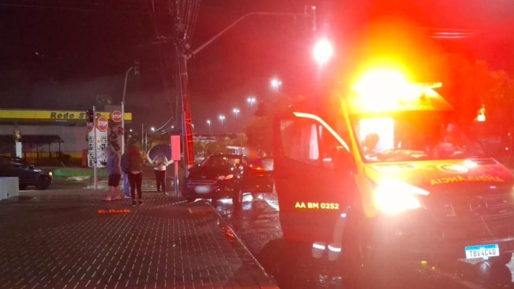 Mulher fica ferida e motorista é detido após acidente no cruzamento da Av Tancredo Neves com a Rua Cuiabá