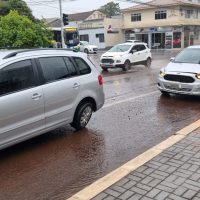 Imagem referente a SpaceFox desloca roda traseira e Ford Ka tem danos no para-choque após batida no Bairro Neva