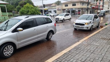 Imagem referente a SpaceFox desloca roda traseira e Ford Ka tem danos no para-choque após batida no Bairro Neva