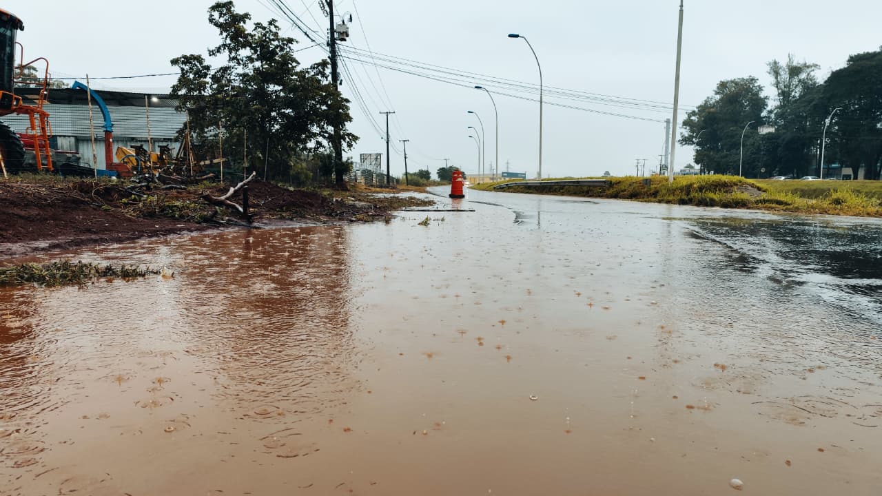 Imagem referente a Novo alagamento gera transtornos entre a marginal da BR-467 e a Avenida Barão do Rio Branco