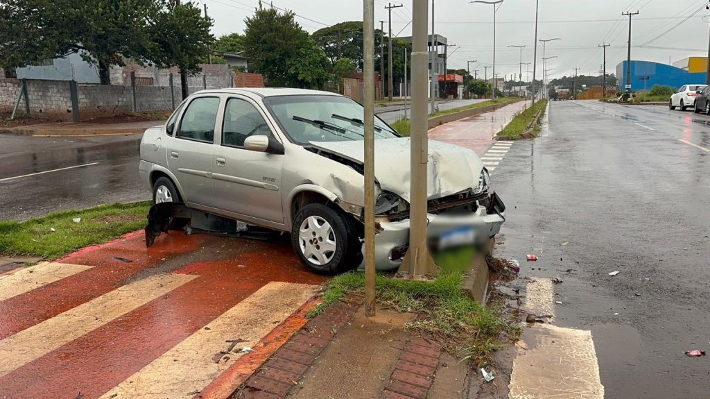Corsa invade ciclovia após acidente na Avenida Piquiri