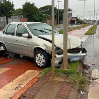 Imagem referente a Corsa invade ciclovia após acidente na Avenida Piquiri
