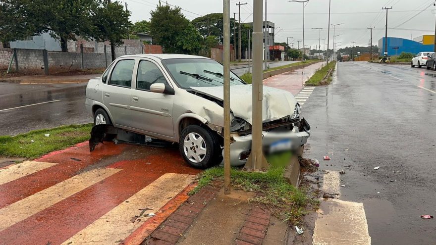 Corsa invade ciclovia após acidente na Avenida Piquiri