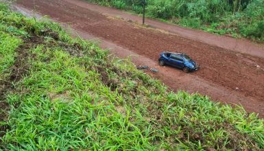 Imagem referente a Carro fica destruído após capotar em barranco na BR-277: dois homens ficam feridos