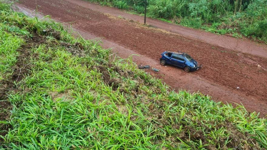 Carro fica destruído após capotar em barranco na BR-277: dois homens ficam feridos