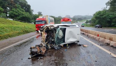 Imagem referente a Carro fica destruído em capotamento na rodovia BR-467, em Cascavel