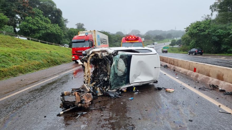 Carro fica destruído em capotamento na rodovia BR-467, em Cascavel