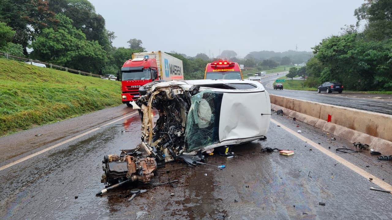 Carro fica destruído em capotamento na rodovia BR-467, em Cascavel