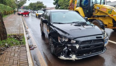 Imagem referente a Mitsubishi Lancer e Fiat Uno se envolvem em acidente em Cascavel