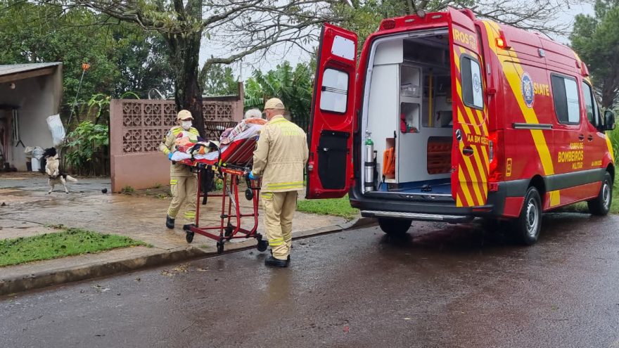 Idosa de 80 anos sofre corte na cabeça após queda dentro de casa no Bairro Pioneiros Catarinenses