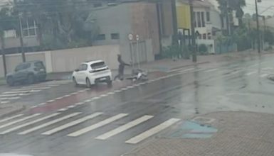 Imagem referente a Câmera flagra motociclista sendo arremessado em acidente no Maria Luiza