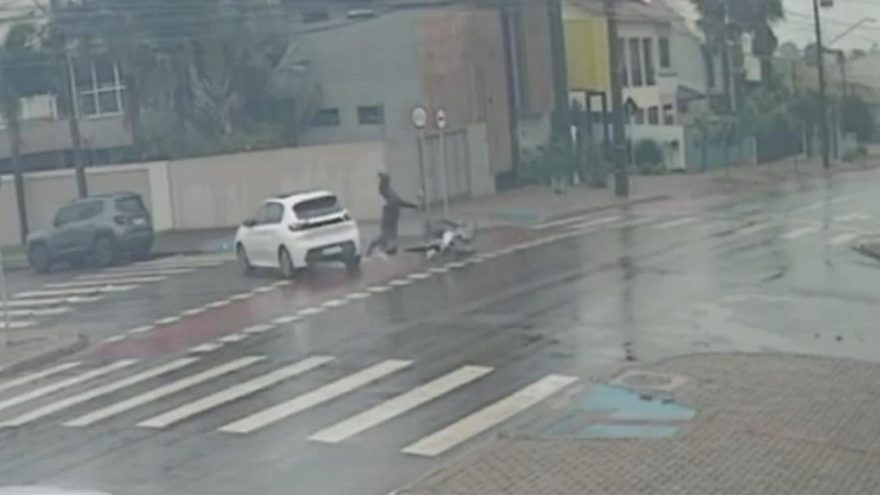 Câmera flagra motociclista sendo arremessado em acidente no Maria Luiza