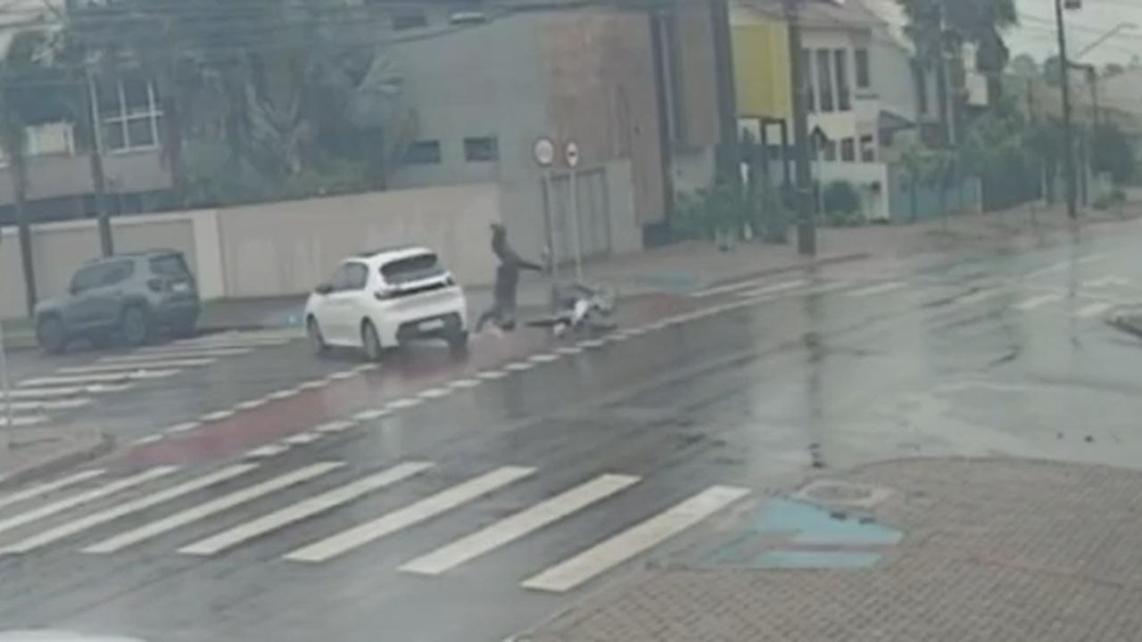 Câmera flagra motociclista sendo arremessado em acidente no Maria Luiza