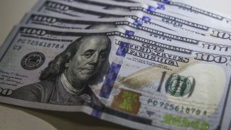 Dólar fecha abaixo de R$ 4,90 pela primeira vez em 28 meses