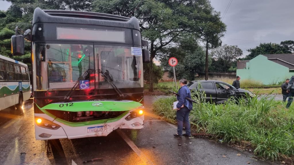 Batida entre Gol e ônibus mobiliza Siate no bairro Santo Onofre, em Cascavel