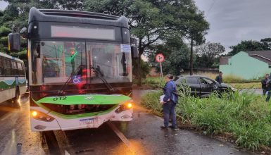 Imagem referente a Batida entre Gol e ônibus mobiliza Siate no bairro Santo Onofre, em Cascavel