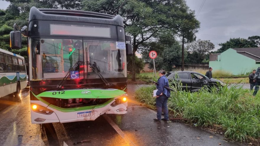 Batida entre Gol e ônibus mobiliza Siate no bairro Santo Onofre, em Cascavel