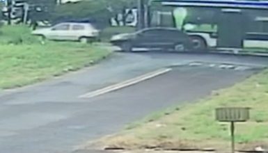 Imagem referente a Câmera flagra acidente entre carro e ônibus no Santo Onofre