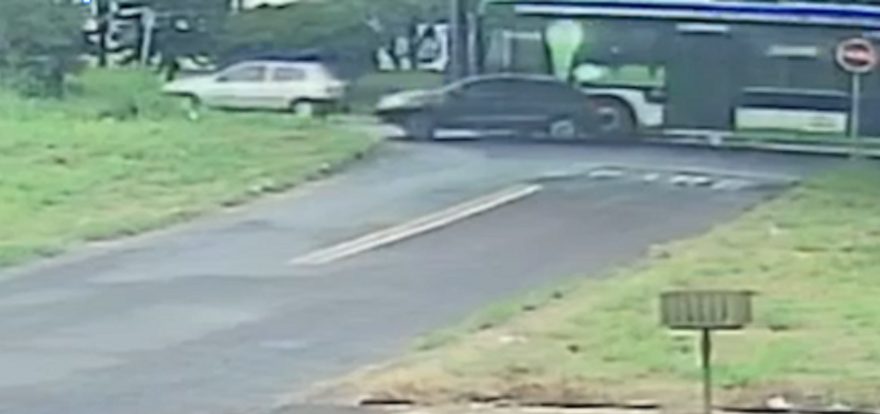 Câmera flagra acidente entre carro e ônibus no Santo Onofre