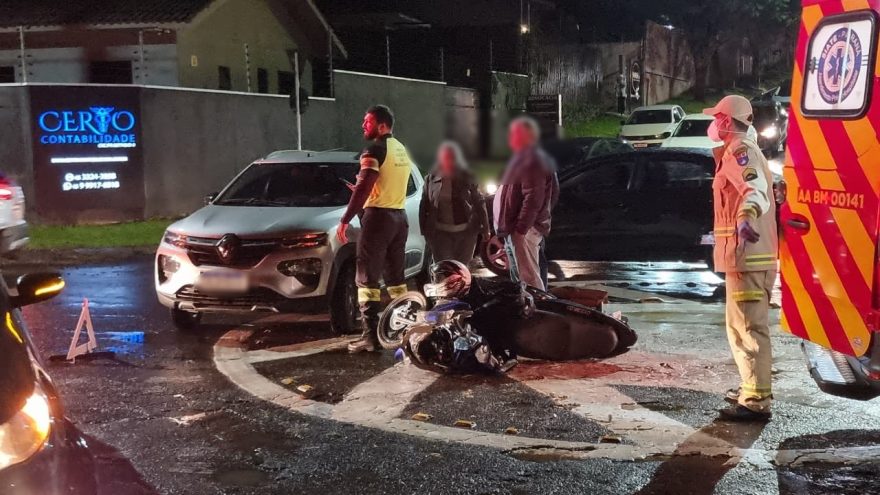 Motociclista sofre luxação no ombro após colisão com carro na Rua Manaus