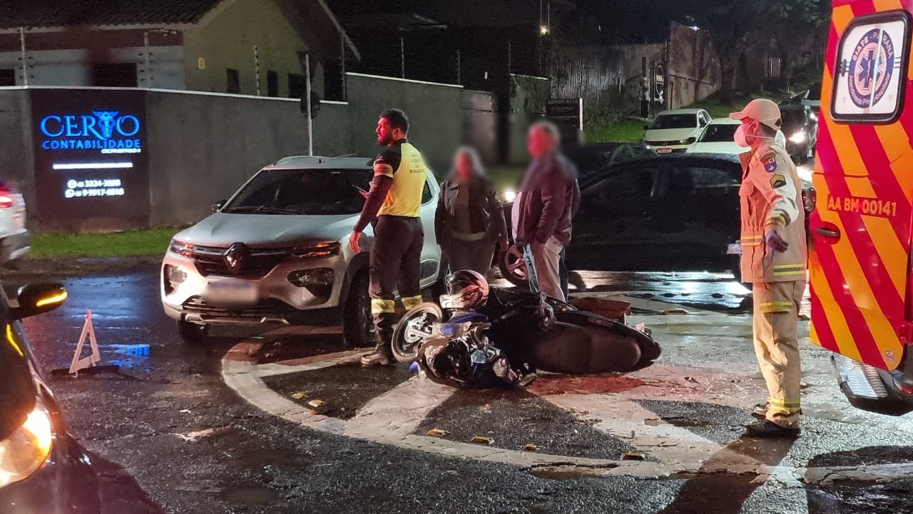 Motociclista sofre luxação no ombro após colisão com carro na Rua Manaus