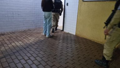 Imagem referente a Cavalaria da PM prende foragida da Justiça no Centro de Cascavel