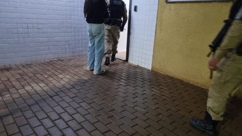Cavalaria da PM prende foragida da Justiça no Centro de Cascavel
