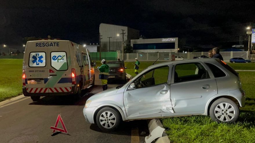 Colisão entre veículos deixa trânsito lento no Trevo do Guarujá, em Cascavel