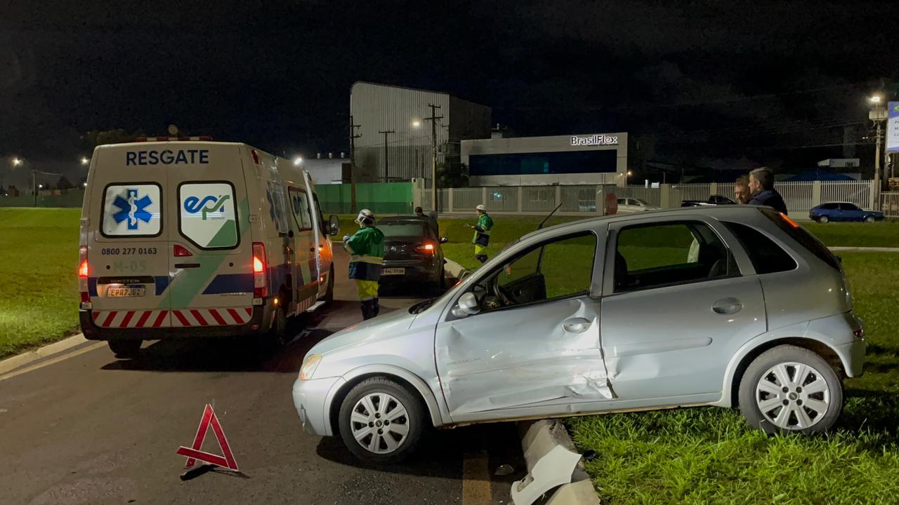Colisão entre veículos deixa trânsito lento no Trevo do Guarujá, em Cascavel